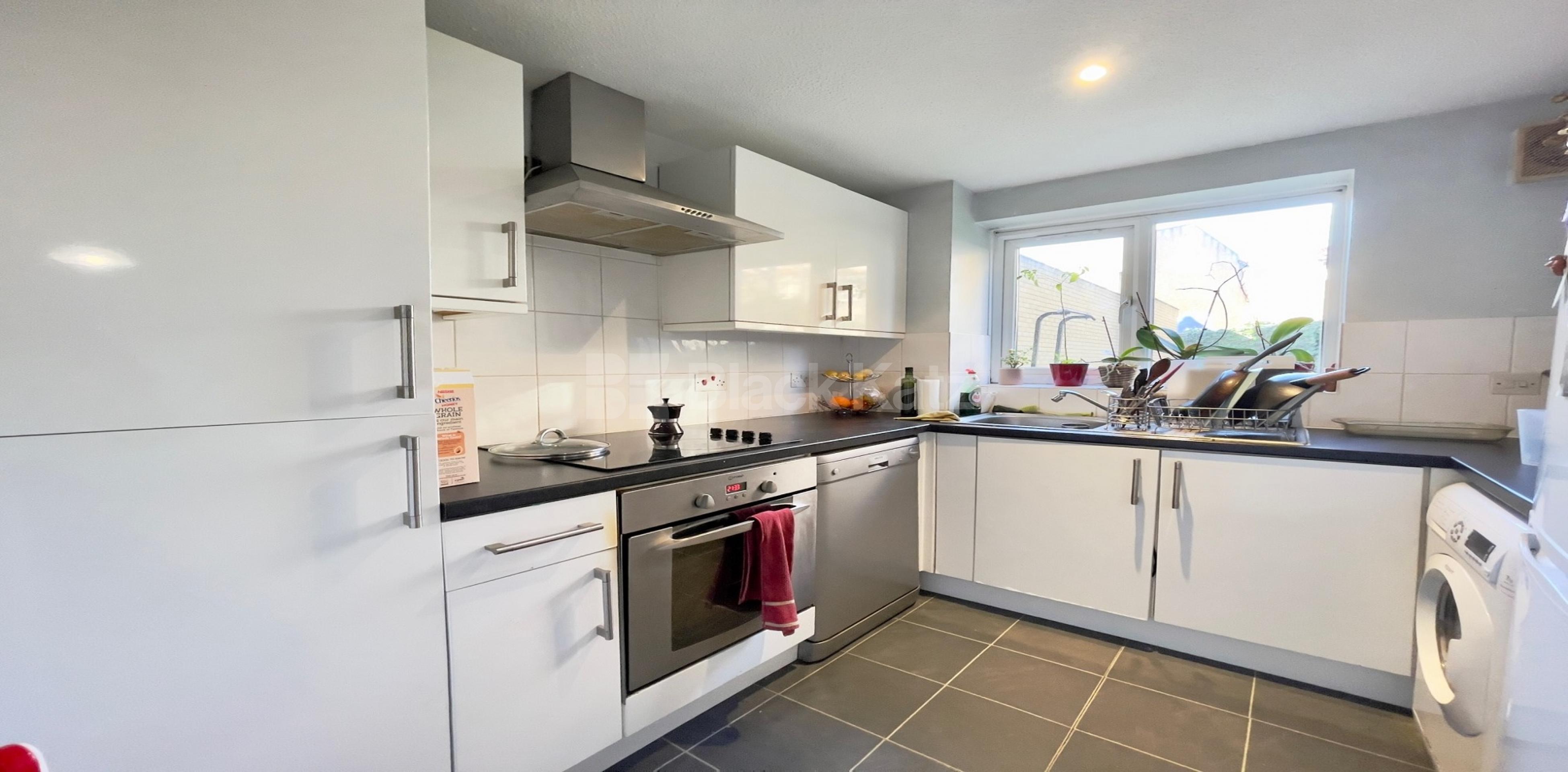 Stylish ground floor apartment  with beautiful mature communal gardens John Maurice Close, Elephant and Castle  SE17